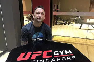 RASMI PEMBUKAAN: Bekas juara dunia 'lightweight' UFC, Frankie Edgar, dalam majlis pelancaran Gim UFC Singapura yang pertama di Citylink Mall baru-baru ini. - Foto UFC GYM