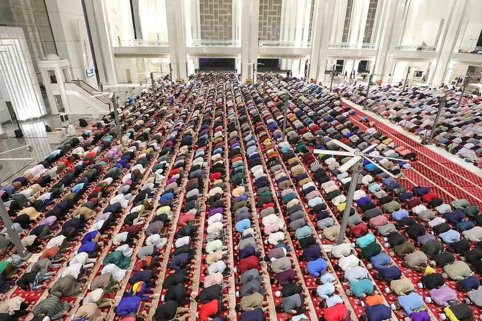 Malam-malam Ramadan dihidupkan dengan solat tarawih berjemaah.