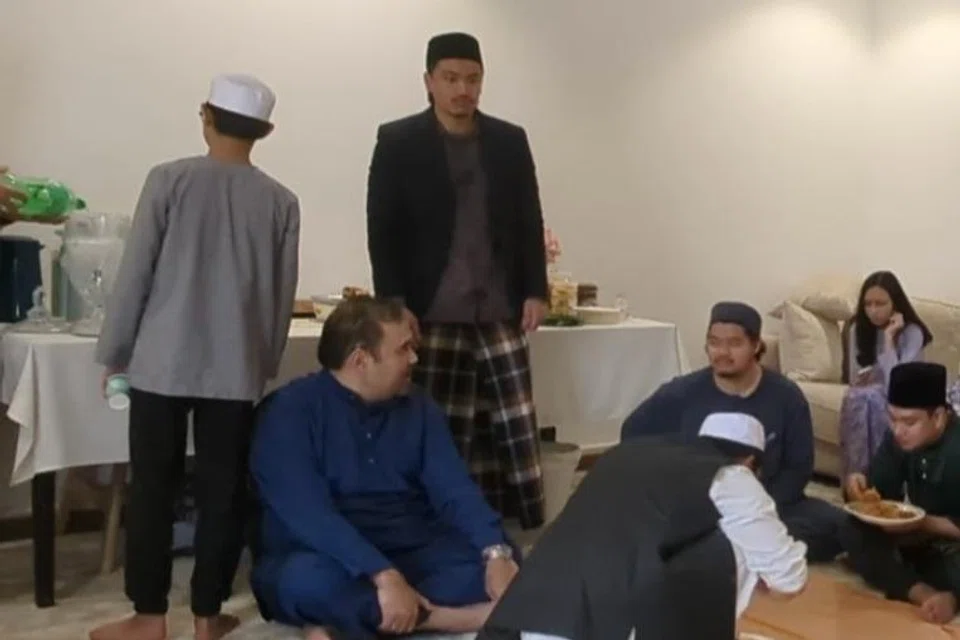 Pelajar Singapura di Kuwait menjamu selera bersama di rumah sebuah keluarga Singapura, dan turut disertai masyarakat perantauan pada Hari Raya pertama pada 20 Mac.