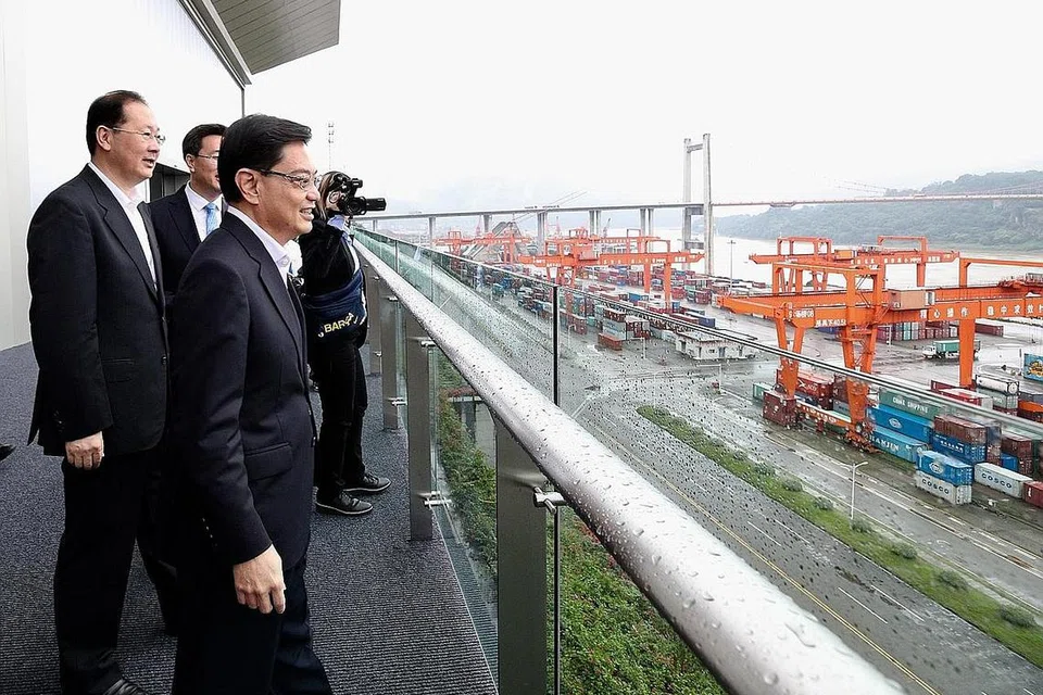 ASPEK PENTING 'BELT AND ROAD': Encik Heng Swee Keat (kanan) menikmati pemandangan Pelabuhan Guoyuan bersama Timbalan Setiausaha Parti Kawasan Baru Chongqing Liangjiang, Encik Wang Zhijie (kiri). - Foto FACEBOOK HENG SWEE KEAT