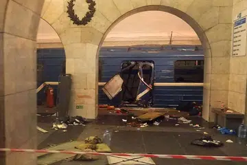 REMUK: Gambar menunjukkan kereta api menjadi remuk akibat ledakan bom menyusuli serangan ganas yang berlaku di laluan kereta api di St Petersburg semalam. - Foto AFP