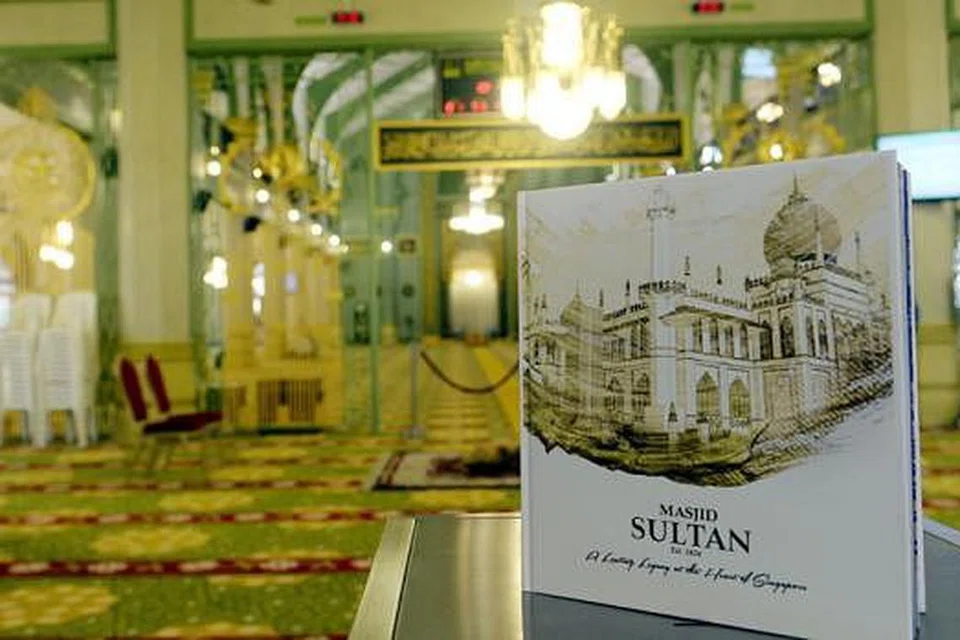 BUKU SEJARAH RINGKAS: Buku yang baru diterbitkan mengenai Masjid Sultan yang merakam detik-detik bersejarah penting yang dilalui masjid tersebut. - Foto TAUFIK A. KADER