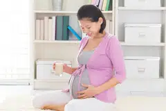Mutu pemakanan ibu mengandung memainkan peranan penting dalam perkembangan otak janin. Kekurangan zat makanan pada ibu telah dikaitkan dengan kesan negatif terhadap bayi, termasuk berat badan rendah ketika lahir, perkembangan saraf yang lemah dan peningkatan risiko terhadap penyakit kronik ketika dewasa. 
