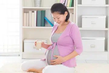 Mutu pemakanan ibu mengandung memainkan peranan penting dalam perkembangan otak janin. Kekurangan zat makanan pada ibu telah dikaitkan dengan kesan negatif terhadap bayi, termasuk berat badan rendah ketika lahir, perkembangan saraf yang lemah dan peningkatan risiko terhadap penyakit kronik ketika dewasa. 