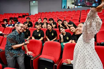 Setiausaha Parlimen Kanan (Pendidikan merangkap Pembangunan Negara), Dr Syed Harun Alhabsyi (baris pertama, kiri) bergambar bersama pemenang pertandingan sulung Piala Podcast, Institusi Raffles, pada 4 Julai. Menurut beliau, pertandingan itu menjadi wadah membina keyakinan belia menggunakan bahasa Melayu secara yakin dan spontan dalam landskap media baru.