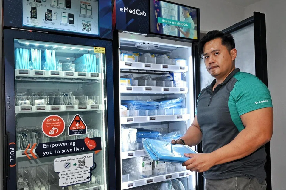 Semenjak menggalas tugas sebagai Eksekutif Operasi Projek bagi inisiatif eMedCab, Encik Muhammad Fadhlullah Aziz berminat mendedahkan dirinya kepada kemahiran baru seperti Kecerdasan Buatan (AI) dan analisis data sebagai peluang untuk berkembang.