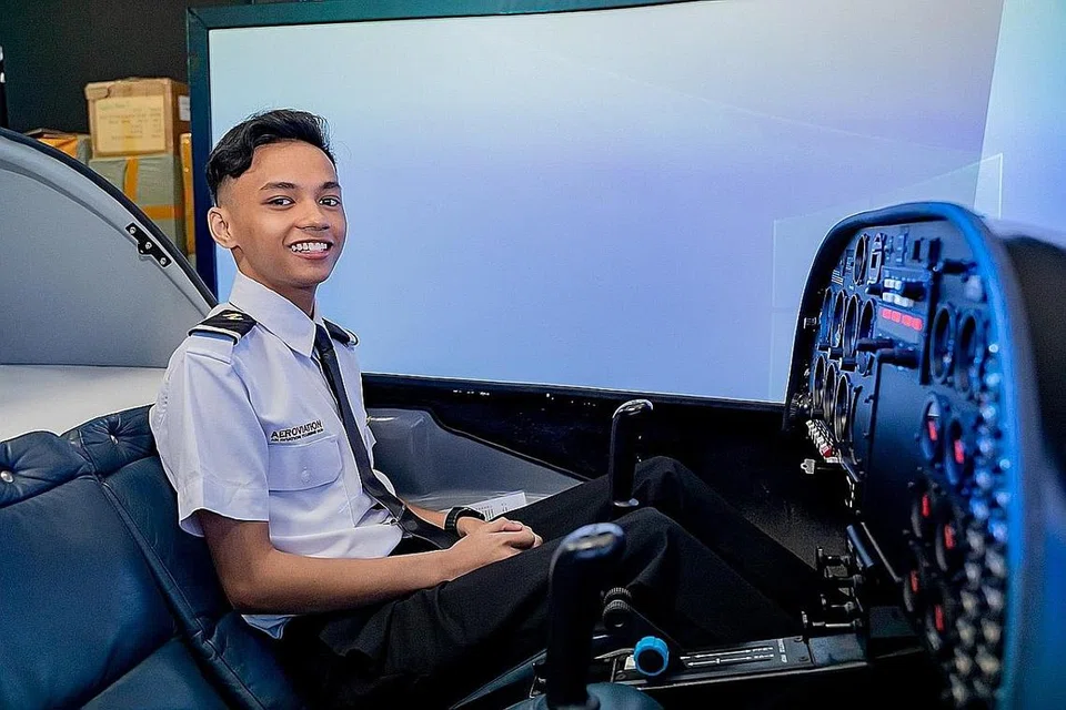 TERBANG SOLO: Encik Mohamed Hanafi Mohamed Akbar mengambil fasa pertama sijil juruterbang rekreasi melibatkan teori dan latihan simulasi di Aeroviation Singapore. Beliau kemudian membawa pesawat sebenar dan terbang solo di Australia. - Foto BH oleh NUR DIYANA TAHA