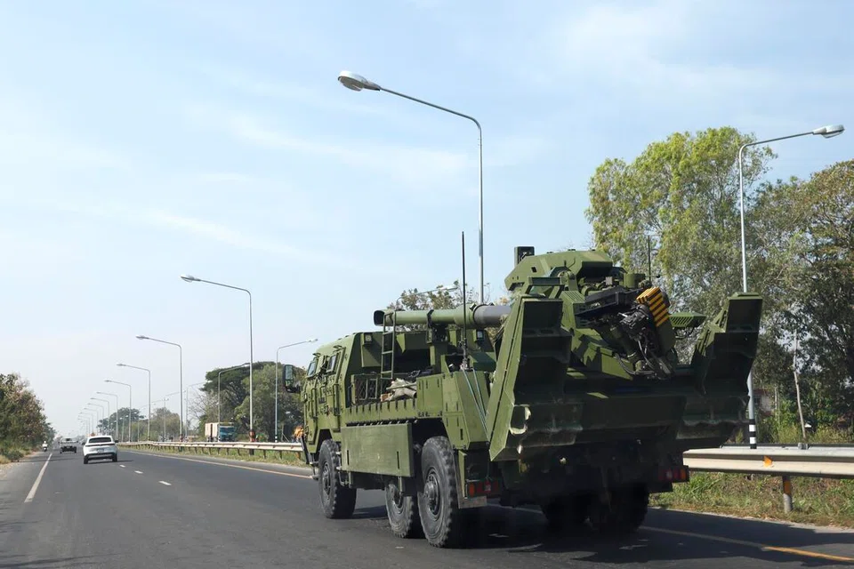 Sebuah kenderaan tentera Thailand yang membawa meriam howitzer dilihat bergerak semasa pertempuran antara tentera Thailand dengan  Kemboja di daerah Phanom Dong Rak, wilayah Surin, Thailand, pada 9 Disember 2025.