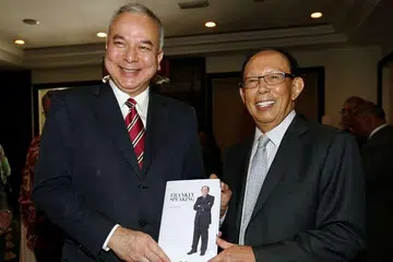 Tun Musa (kanan) bersama Sultan Perak, Raja Nazrin Shah, pada majlis pelancaran buku beliau pada Rabu (10 Ogos). Tun Musa berkata beliau berasa pilihan raya akan datang akan diadakan "tidak lama lagi" dan pembangkang perlu cepat bersatu. 