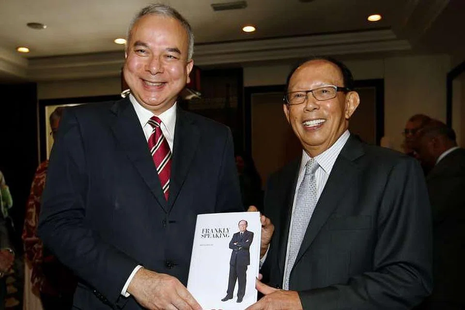 Tun Musa (kanan) bersama Sultan Perak, Raja Nazrin Shah, pada majlis pelancaran buku beliau pada Rabu (10 Ogos). Tun Musa berkata beliau berasa pilihan raya akan datang akan diadakan "tidak lama lagi" dan pembangkang perlu cepat bersatu. 