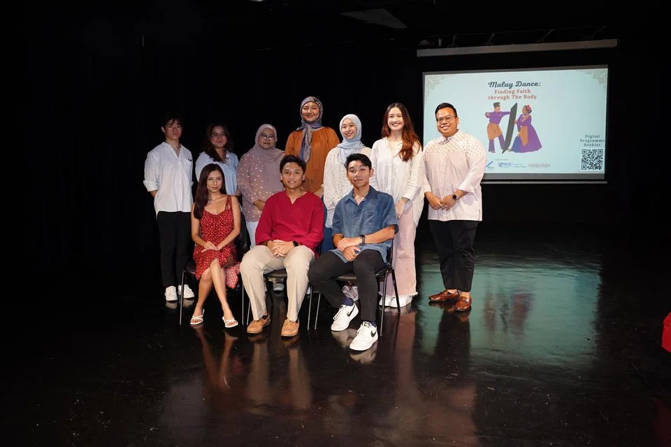 Barisan ahli Jawatankuasa Eksekutif ke-29 Persatuan Pengajian Melayu Universiti Nasional Singapura (NUSMSS), (dari kiri, belakang) Encik Benjamin Justin Kau, Cik Nur Insyirah Muhammad Azhari Abdullah, Cik Nur’ Ain Nadzirah Mohammed Nazir, Cik Rukhsana Bi Abdul Wahid, Cik Siti Maryani Siful Bahri, Cik Yasmin Asyura Yusri, Encik Ikmal Syafeeq Mohamed Isa (dari kiri, duduk) Naib Presiden NUSMSS, Cik Nur Shazryna Nazri, Encik Hariz Emran dan Presiden NUSMSS, Encik Arfan Faisal, bergambar semasa forum ‘Malay Dance: Finding Faith through The Body’ pada Februari. 