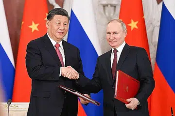LAWATAN RASMI: Presiden China, Encik Xi Jinping (kiri) telah melakukan lawatan rasmi tiga hari mulai Selasa lalu dan telah bertemu Presiden Vladimir Putin. - Foto-foto EPA-EFE