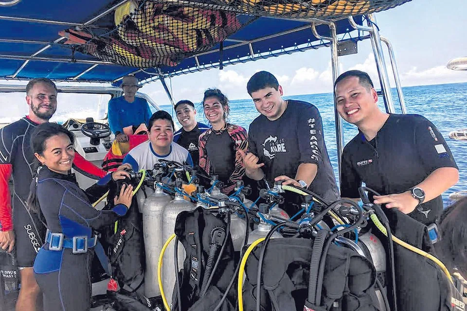 PERANAN PENTING: Terumbu karang di pesisir Pulau Semakau semasa air surut. Terumbu karang memainkan peranan penting, melindungi kawasan pesisir daripada hakisan ombak. Dr Toh Tai Chong (gambar atas) dari Universiti Nasional Singapura (NUS) sedang giat mengkaji cara memulihara batu karang di perairan Singapura. - Foto-foto fail, ihsan TOH TAI CHONG