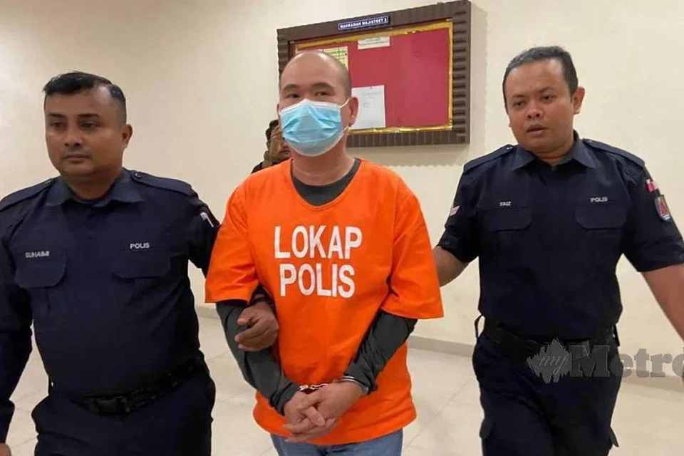 Warga Singapura, Soh Kian Hui, 45 tahun, didenda RM5,500 oleh Mahkamah Majistret Muar, Johor, selepas mengaku salah terhadap tuduhan mengikut Seksyen 427 Kanun Keseksaan dalam insiden pergaduhan di Lebuhraya Utara-Selatan dekat Pagoh, Johor, pada 10 Februari. 