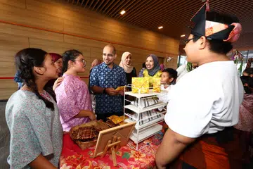 Setiausaha Parlimen Kanan (Pendidikan merangkap Pembangunan Negara), Dr Syed Harun Alhabsyi (tiga dari kiri), menghadiri acara Kampung Bijak yang berlangsung di Kelab Masyarakat Geylang Serai, sempena Bulan Bahasa, pada 12 September, bersama Presiden PPIS, Profesor Madya Dr Razwana Begum Abdul Rahim (empat dari kiri), dan Ketua Pegawai Eksekutif (CEO) PPIS, Cik Aidaroyani Adam (lima dari kiri).