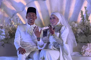 AMBIL KEPUTUSAN BERSAMA: Watie (kanan) akur dengan permintaan Shuib untuknya menjadi suri rumah sepenuh masa dan menjaga empat anak Shuib.
