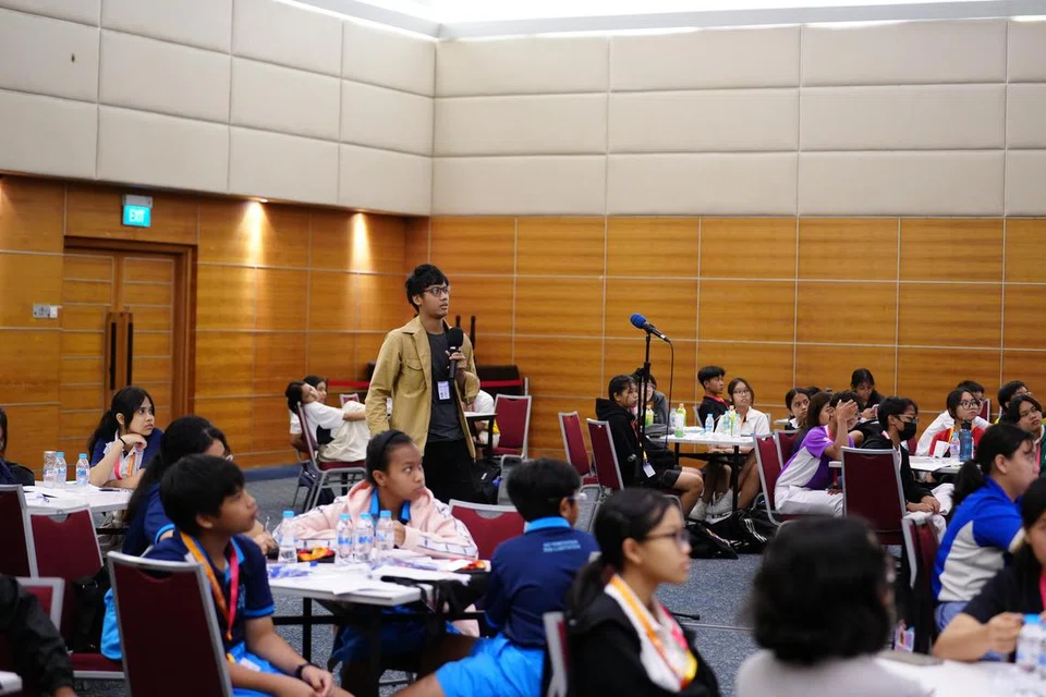 Kakitangan Berita Harian (BH) juga mengadakan bengkel untuk mengajar pelajar tentang ciri-ciri kewartawanan. Wartawan foto BH, Encik Shafiq Apandi (memegang mikrofon), berkongsi tentang aspek fotografi.