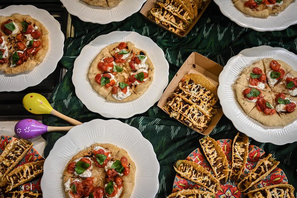MAKANAN KEGEMARAN ANAK MUDA: ‘Double Cheezeburga Taco’ dan ‘Piza OG Margie’ adalah antara sajian di SFF.