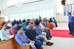 BERI PENJELASAN: Dekan Akademik Kolej Teologi Trinity, Dr Tan Kim Huat, memberi taklimat kepada peserta - kebanyakannya mahasiswa dan graduan universiti Islam luar negara - kursus 'Pemikiran Islam dalam Masyarakat Pluralistik Kontemporari' anjuran bersama Akademi Muis dan Program Pengajian Perhubungan Antara Agama dalam Masyarakat Majmuk (SRP), di gereja kolej tersebut. - Foto MUIS