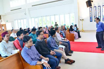 BERI PENJELASAN: Dekan Akademik Kolej Teologi Trinity, Dr Tan Kim Huat, memberi taklimat kepada peserta - kebanyakannya mahasiswa dan graduan universiti Islam luar negara - kursus 'Pemikiran Islam dalam Masyarakat Pluralistik Kontemporari' anjuran bersama Akademi Muis dan Program Pengajian Perhubungan Antara Agama dalam Masyarakat Majmuk (SRP), di gereja kolej tersebut. - Foto MUIS
