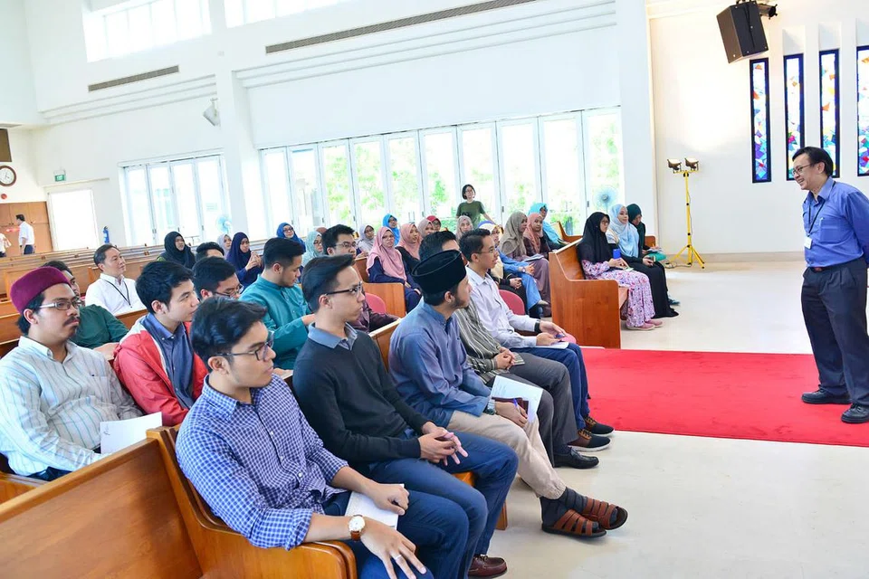 BERI PENJELASAN: Dekan Akademik Kolej Teologi Trinity, Dr Tan Kim Huat, memberi taklimat kepada peserta - kebanyakannya mahasiswa dan graduan universiti Islam luar negara - kursus 'Pemikiran Islam dalam Masyarakat Pluralistik Kontemporari' anjuran bersama Akademi Muis dan Program Pengajian Perhubungan Antara Agama dalam Masyarakat Majmuk (SRP), di gereja kolej tersebut. - Foto MUIS