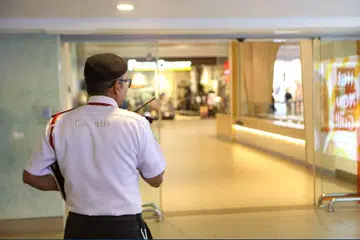 Pengawal keselamatan memantau keadaan di pusat beli-belah di Setia Alam, Selangor, tempat kejadian tembakan yang menyebabkan seorang pekerja pembersihan warga asing cedera pada malam 8 Februari.