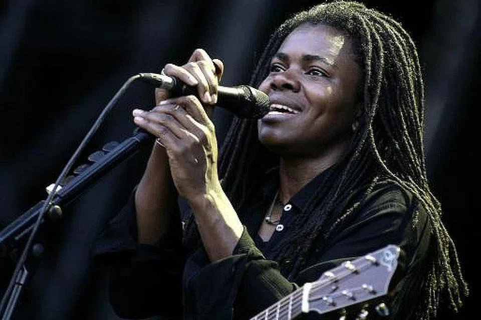 TRACY CHAPMAN: Behind The Wall luahan rasa Chapman sebagai jiran yang mendengar di balik tembok rumah, rintihan wanita yang didera. - Foto MARTIAL TREZZINI