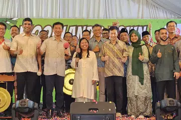 (Barisan depan, lima dari kiri) Anggota Parlimen (AP) GRC Sembawang, Encik Vikram Nair, Menteri Kesihatan, Encik Ong Ye Kung, Cik Mariam Jaafar dan Dr Lim Wee Kiak bersama relawan di acara pelancaran Bazar Raya Utara pada 23 Februari.