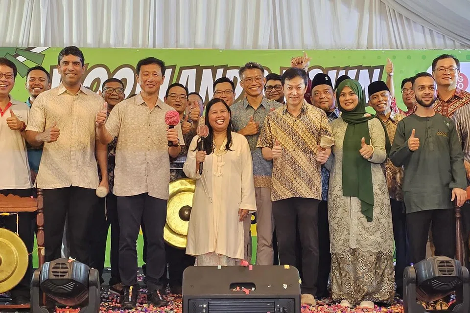 (Barisan depan, lima dari kiri) Anggota Parlimen (AP) GRC Sembawang, Encik Vikram Nair, Menteri Kesihatan, Encik Ong Ye Kung, Cik Mariam Jaafar dan Dr Lim Wee Kiak bersama relawan di acara pelancaran Bazar Raya Utara pada 23 Februari.