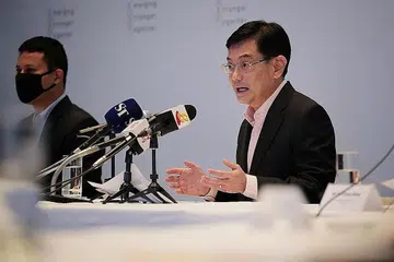 UMUM RANCANGAN: Timbalan Perdana Menteri Encik Heng Swee Keat (kanan) dan Menteri Pembangunan Negara Encik Desmond Lee sewaktu sidang akhbar Pasukan Bertindak Bangkit Lebih Kukuh (EST) semalam. - Foto BH oleh JASON QUAH