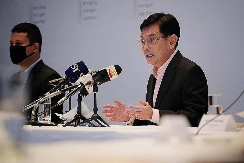 UMUM RANCANGAN: Timbalan Perdana Menteri Encik Heng Swee Keat (kanan) dan Menteri Pembangunan Negara Encik Desmond Lee sewaktu sidang akhbar Pasukan Bertindak Bangkit Lebih Kukuh (EST) semalam. - Foto BH oleh JASON QUAH