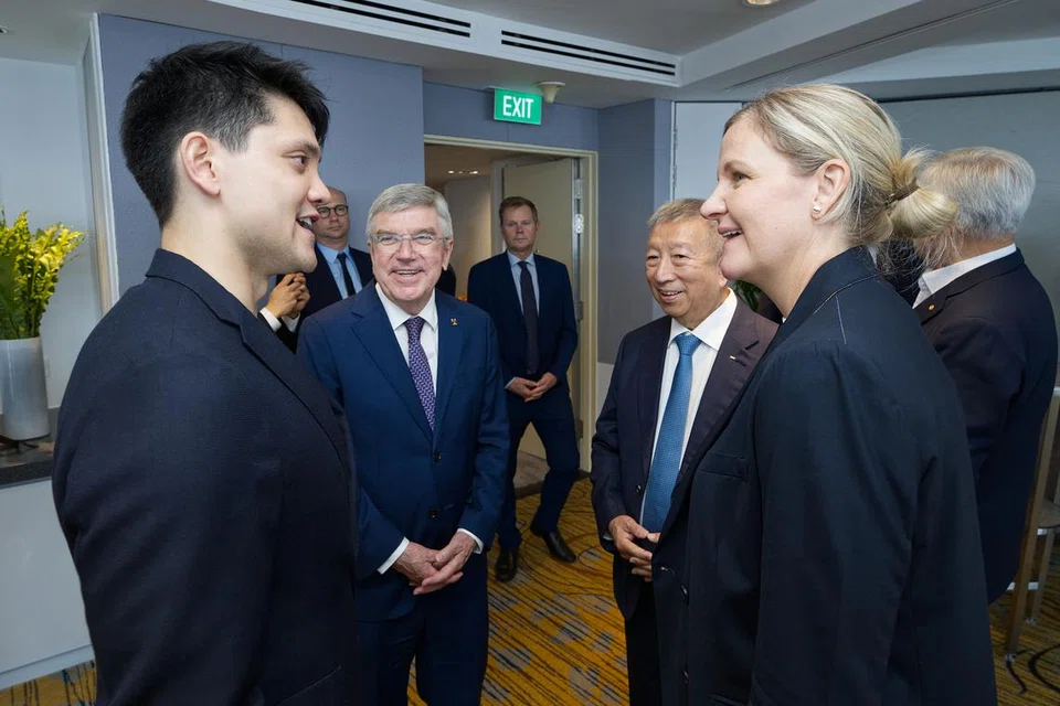 Presiden Jawatankuasa Olimpik Antarabangsa (IOC), Kirsty Coventry (kanan) berikrar mahu memperkukuh kerjasama dengan Singapura. Beliau dilihat beramah tamah dengan hadirin di majlis makan tengah hari anjuran Majlis Olimpik Kebangsaan Singapura (SNOC) termasuk (dari kiri) pemenang pingat emas Olimpik Singapura untuk renang, Joseph Schooling; mantan presiden IOC, Dr Thomas Bach; anggota IOC, Ng Ser Miang.