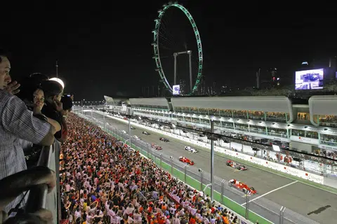 Perlumbaan SingTel Grand Prix Singapura 2008 berakhir dengan kemenangan mengejut oleh pemandu Renault, Fernando Alonso, dalam suasana yang penuh mendebarkan. Penonton bangkit bersorak seawal permulaan perlumbaan dan kekal berdiri hampir sepanjang acara berlangsung.