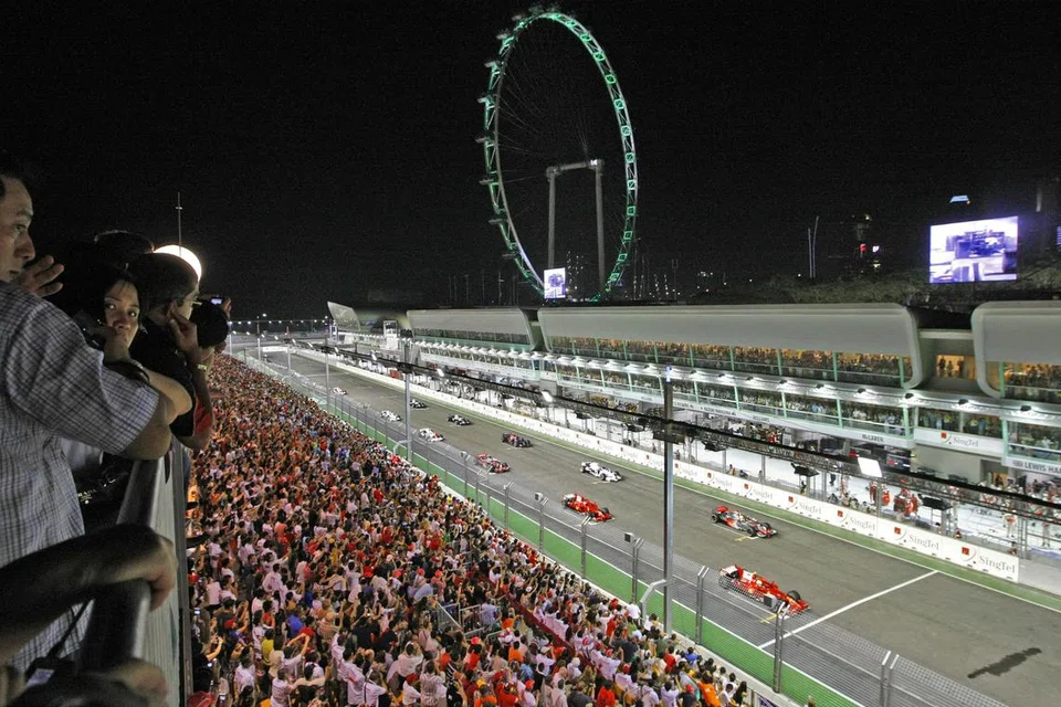 Perlumbaan SingTel Grand Prix Singapura 2008 berakhir dengan kemenangan mengejut oleh pemandu Renault, Fernando Alonso, dalam suasana yang penuh mendebarkan. Penonton bangkit bersorak seawal permulaan perlumbaan dan kekal berdiri hampir sepanjang acara berlangsung.