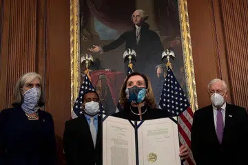 RASMI SOKONG PENDAKWAAN: Speaker Dewan, Cik Nancy Pelosi (dua dari kanan), memegang dokumen pendakwaan, disertai pengurus pendakwaan, semasa acara pengesahan dokumen itu selepas Dewan Perwakilan Rakyat Amerika mengundi menyokong pendakwaan salah laku Presiden Donald Trump. - Foto AFP