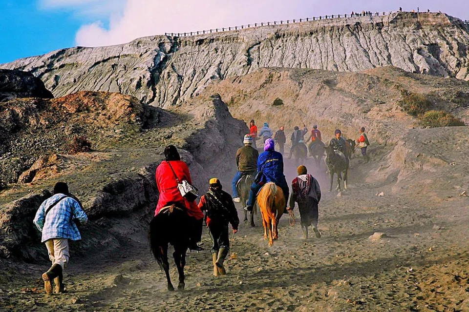 PENDAKIAN BERSAMA: Pelawat sama-sama mendaki menuju kawah Gunung Bromo sama ada dengan berjalan kaki atau dengan menunggang kuda padi sejauh lebih kurang tiga kilometer. - Foto ihsan SAHARI SARIMAN