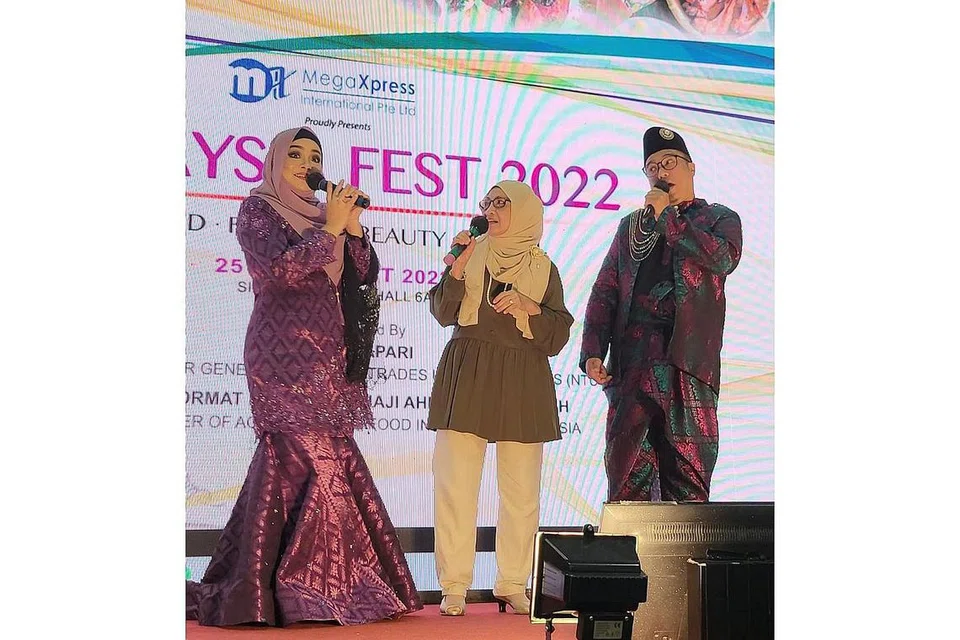 TERHARU DIBERI SOKONGAN: Diana Nazyra (kiri) dan Dhwan Abu (kanan) membuat persembahan bersama biduanita Sanisah Huri, dengan menyanyikan lagu dari koleksi Sanisah sendiri yang bertajuk 'Siapa Gerangan' di Malaysia Fest yang diadakan di Expo pada 27 dan 28 Ogos. - Foto ihsan DIANA NAZYRA