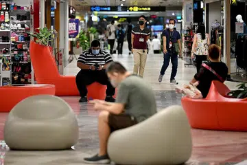 DIBUKA SEMULA: Kedai-kedai di Terminal 1 dan 3 di Lapangan Terbang Changi dibuka semula kepada orang awam bermula semalam. Walaupun tidak sesak, lebih ramai dijangka mengunjunginya hujung minggu ini. -Foto BH oleh LIM YAOHUI.