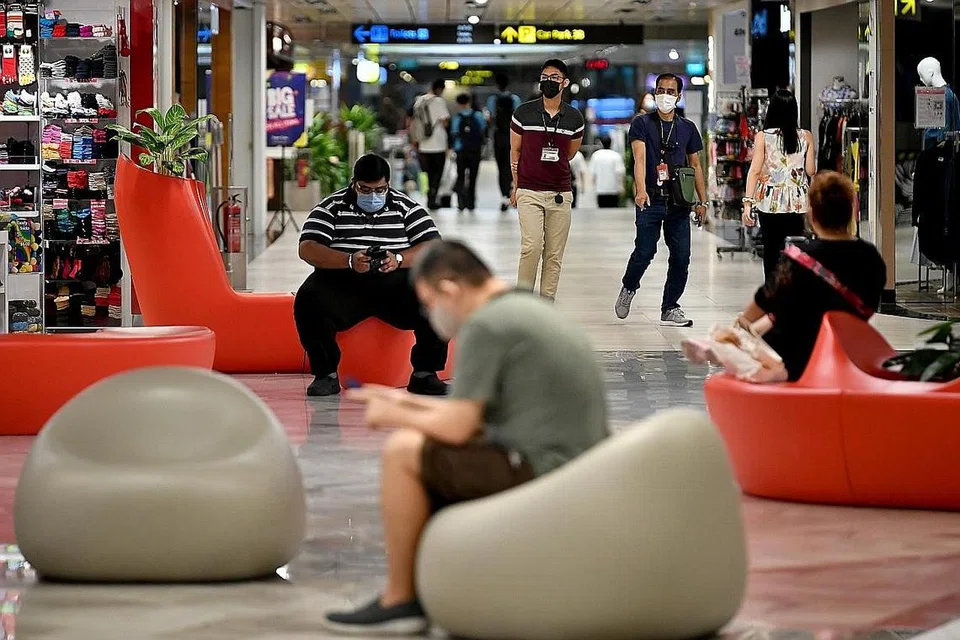 DIBUKA SEMULA: Kedai-kedai di Terminal 1 dan 3 di Lapangan Terbang Changi dibuka semula kepada orang awam bermula semalam. Walaupun tidak sesak, lebih ramai dijangka mengunjunginya hujung minggu ini. -Foto BH oleh LIM YAOHUI.