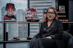 Cik Norliza Yusof atau lebih dikenali sebagai Liza Haron, mempunyai lebih 40 tahun pengalaman dalam seni solekan, termasuk menjadi Pengarah Akademi Make Up Forever selama 15 tahun dan kini Penolong Pengurus Jurulatih untuk jenama Mac and Aveda di bawah naungan pengeluar kosmetik, Estee Lauder. 