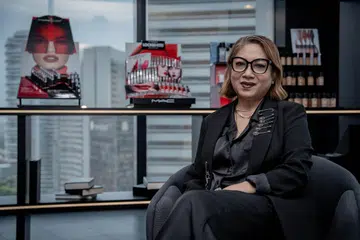 Cik Norliza Yusof atau lebih dikenali sebagai Liza Haron, mempunyai lebih 40 tahun pengalaman dalam seni solekan, termasuk menjadi Pengarah Akademi Make Up Forever selama 15 tahun dan kini Penolong Pengurus Jurulatih untuk jenama Mac and Aveda di bawah naungan pengeluar kosmetik, Estee Lauder. 