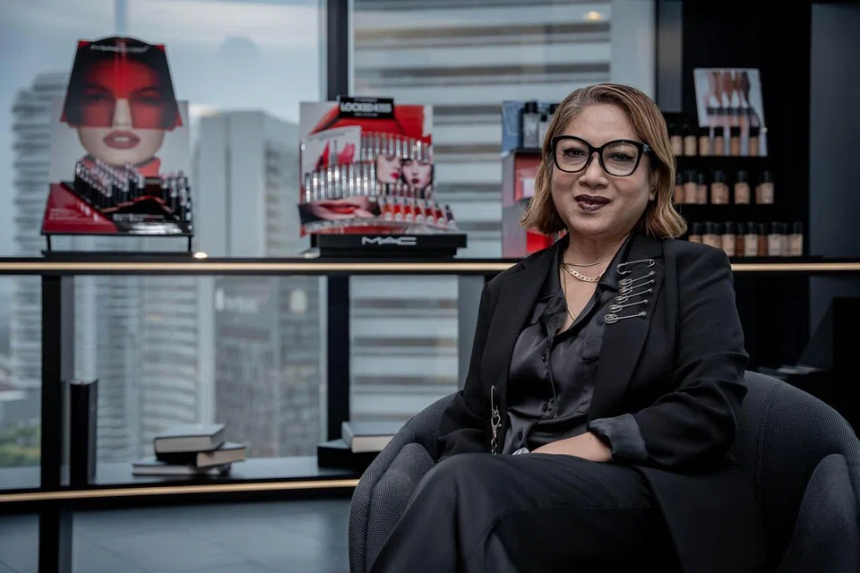 Cik Norliza Yusof atau lebih dikenali sebagai Liza Haron, mempunyai lebih 40 tahun pengalaman dalam seni solekan, termasuk menjadi Pengarah Akademi Make Up Forever selama 15 tahun dan kini Penolong Pengurus Jurulatih untuk jenama Mac and Aveda di bawah naungan pengeluar kosmetik, Estee Lauder. 
