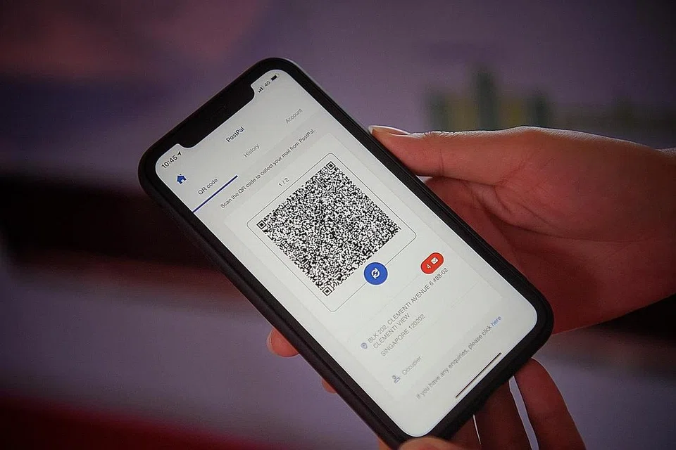 MEMUDAHKAN: Kod QR yang dihasilkan oleh aplikasi SingPost membolehkan penduduk mengambil surat atau barangan mereka melalui sistem peti surat bijak.- Foto BH oleh MARK Cheong