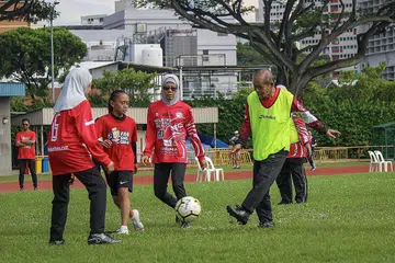 BUAT TUA DAN MUDA: Kegiatan bola sepak berjalan tiga generasi ini disertai mereka daripada pelbagai lapisan usia, dan turut merapatkan jurang antara generasi menerusi sukan. - Foto BM SYAZA NISRINA