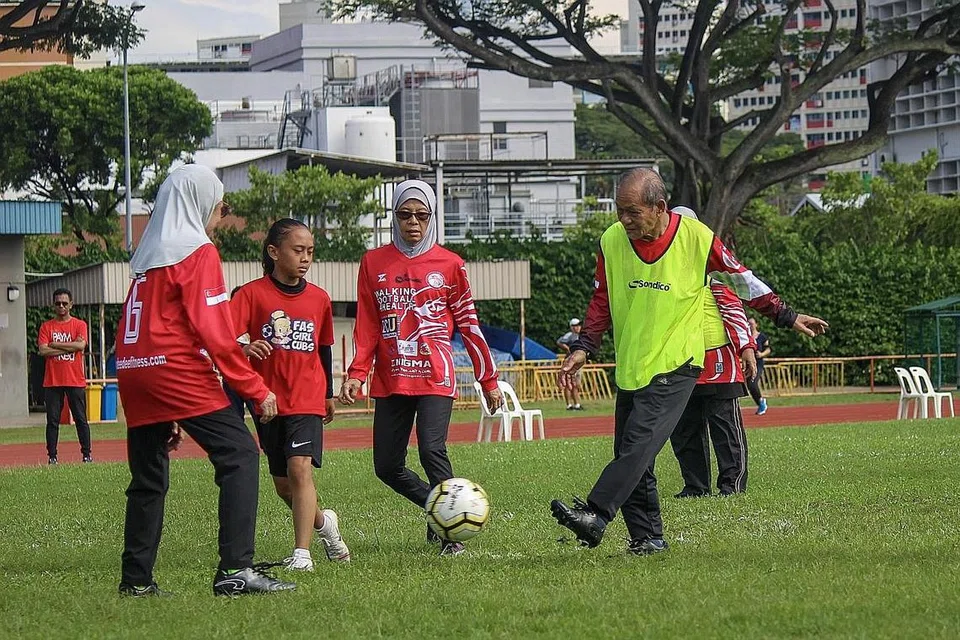 BUAT TUA DAN MUDA: Kegiatan bola sepak berjalan tiga generasi ini disertai mereka daripada pelbagai lapisan usia, dan turut merapatkan jurang antara generasi menerusi sukan. - Foto BM SYAZA NISRINA