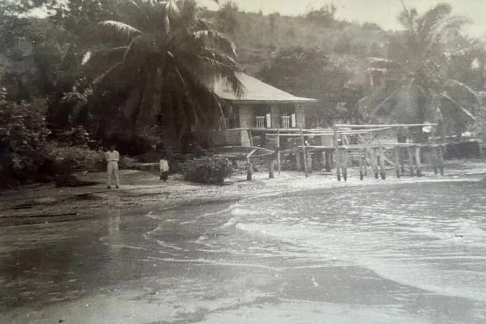 Pantai di Pulau Bukom Kechil, tempat kelahiran Encik Yusof Tisari.