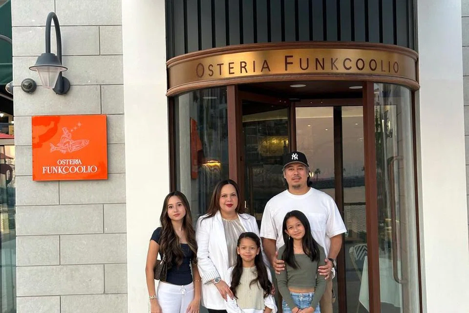 Cik Inez Tantyanna (berdiri tengah) bersama suami, Cef Akmal Anuar, dan anak-anak mereka (dari kiri)  Sophia Zahra, 15 tahun;  Mahia Zafirah, lapan  tahun; dan Athea Zahaira,10 tahun.