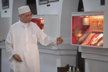 Imam Masjid Ba’alwie, Habib Syed Hassan Syed Mohammad Salim Al-Attas, merupakan antara 6,774 individu yang diiktiraf atas sumbangan mereka kepada negara sempena Anugerah Hari Kebangsaan 2024.