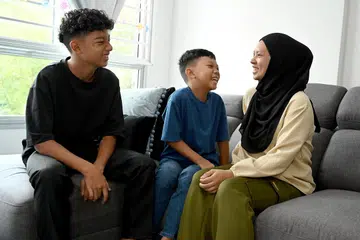 Cik Normalah Mohd Sidek kekal tabah demi anak-anaknya, Muhammad Reezqy Danish Mohammad Azhar (tengah) dan Muhammad Reezqy Matin Mohammad Azhar, walaupun kadangkala dilanda rasa putus asa. 