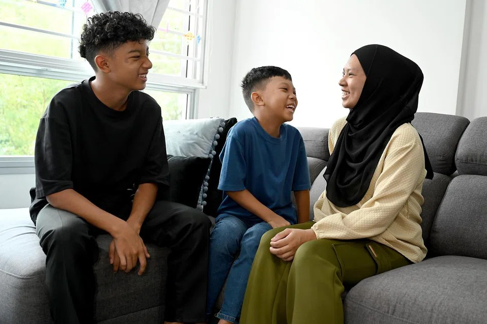 Cik Normalah Mohd Sidek kekal tabah demi anak-anaknya, Muhammad Reezqy Danish Mohammad Azhar (tengah) dan Muhammad Reezqy Matin Mohammad Azhar, walaupun kadangkala dilanda rasa putus asa. 